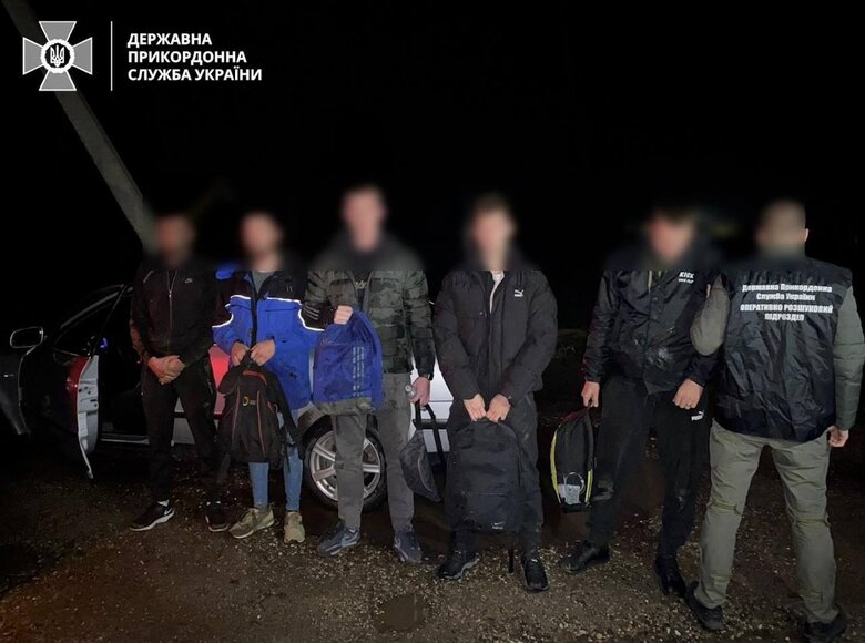 Пограничники задержали 8 мужчин, пытавшихся пересечь границу на Закарпатье 02
