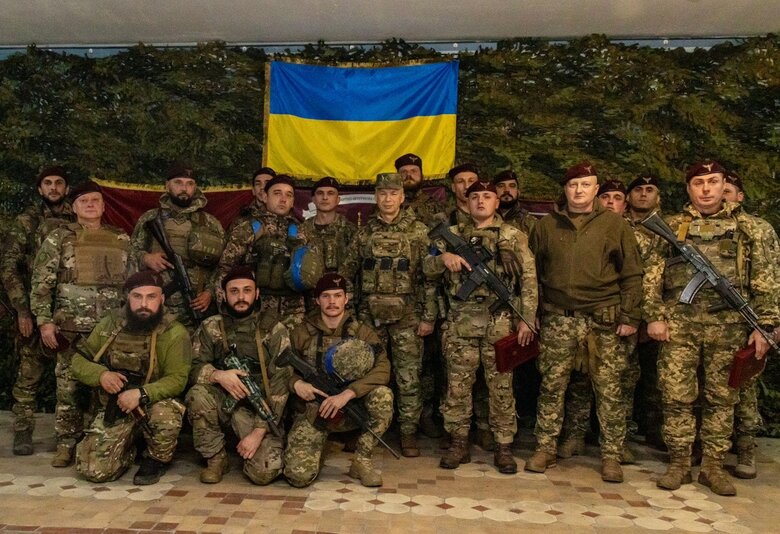 Сирський нагороджує десантників
