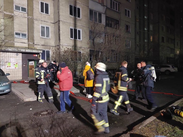 Влучення ВНП військ РФ у багатоповерхівку в Києві: 8 людей травмовано, 20 врятовано, 150 евакуйовано, є загроза руйнування будинку 08