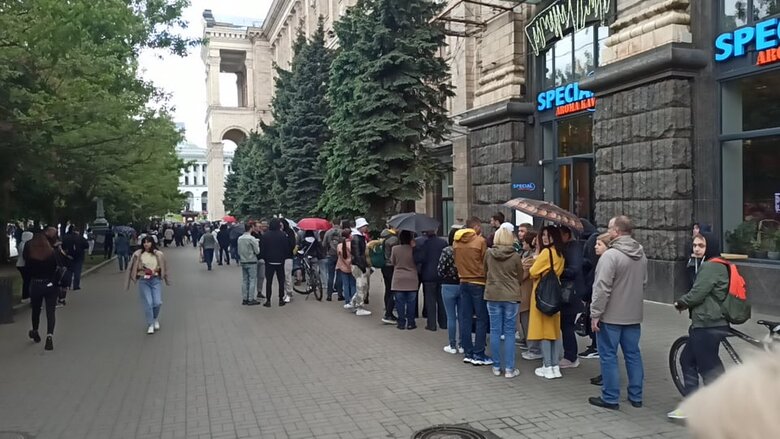 Понад 1200 українців стоять у черзі за маркою Русскій воєнний корабль… ВСЬО! 10