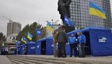 Донецк посинел: "регионалы" разбили палаточный городок "От стабильности к благополучию!". ФОТОрепортаж