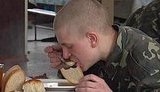 В украинской армии закончились деньги на хлеб - пекут сами. ВИДЕО.