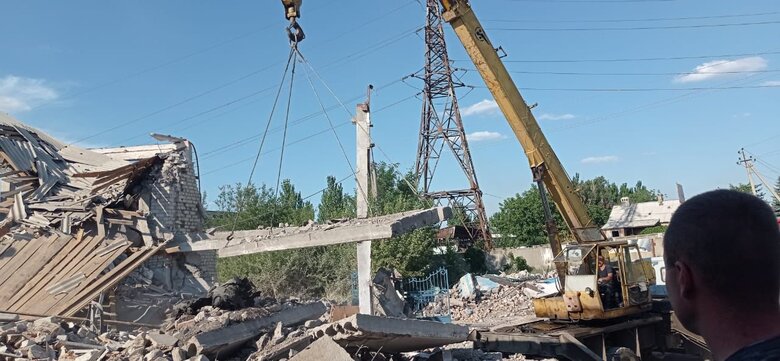 Обстрел ремонтной базы железной дороги в Бахмуте: под завалами могут быть еще 2 человека, - ГСЧС 01