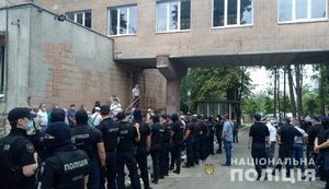 Сутички проти розміщення пацієнтів із COVID-19 у харківському диспансері: затримано підозрюваного в нападі на поліцейських