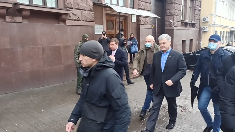 Poroshenko Refuses To Testify At SBI, Leaves Its Building 01