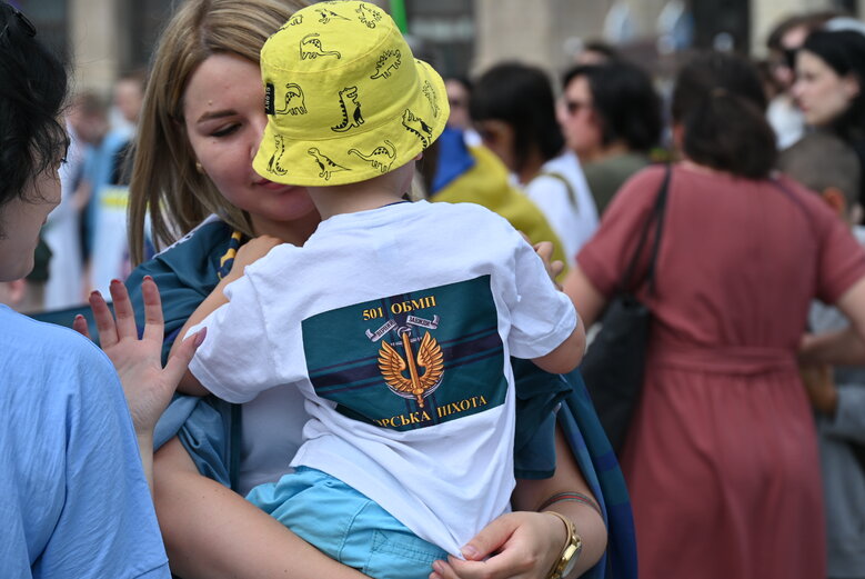 Акція на підтримку полонених військових медиків відбулася на Майдані Незалежності 36