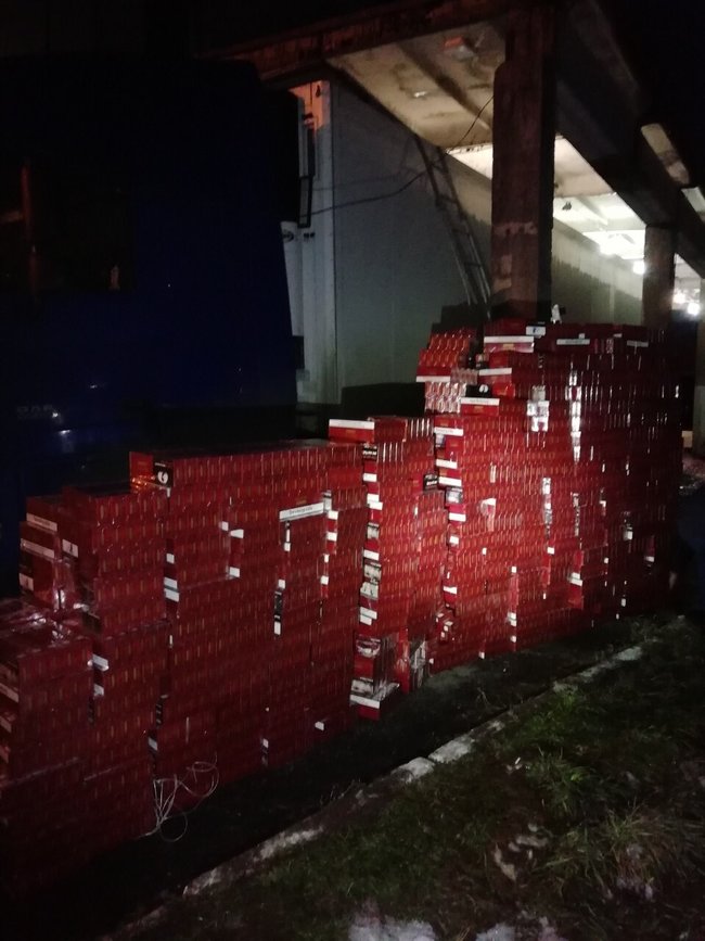 На Закарпатье налоговики изъяли 21 тыс. пачек контрафактных сигарет, предназначенных для контрабанды в Румынию 02 На Закарпатье налоговики изъяли 21 тыс. пачек контрафактных сигарет, предназначенных для контрабанды в Румынию 02