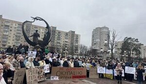В Ирпене люди вышли на протест после того, как мэра Маркушина отправили под стражу. ВИДЕО+ФОТО