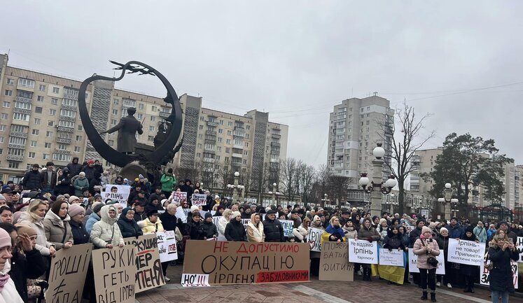 В Ирпене люди вышли на протест после того, как мэра Маркушина отправили под стражу. ВИДЕО+ФОТО