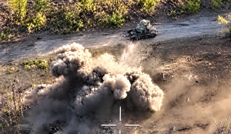 Воины бригады "Рубеж" прямым наведением из танка разрушили позицию вместе с рашистами, которые прятались внутри. ВИДЕО
