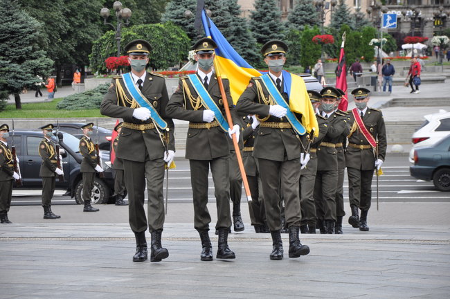 С погибшим Героем Украины Тарасом Матвиивым простились на Майдане Незалежности в Киеве 32
