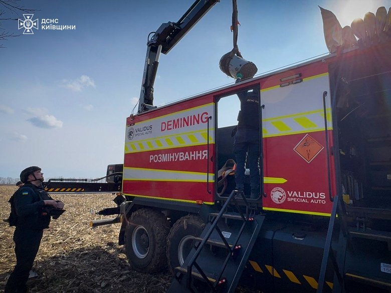 Сапери ДСНС виявили та знешкодили дві бойові частини ракети Х-101 у Тетіївській громаді на Київщині