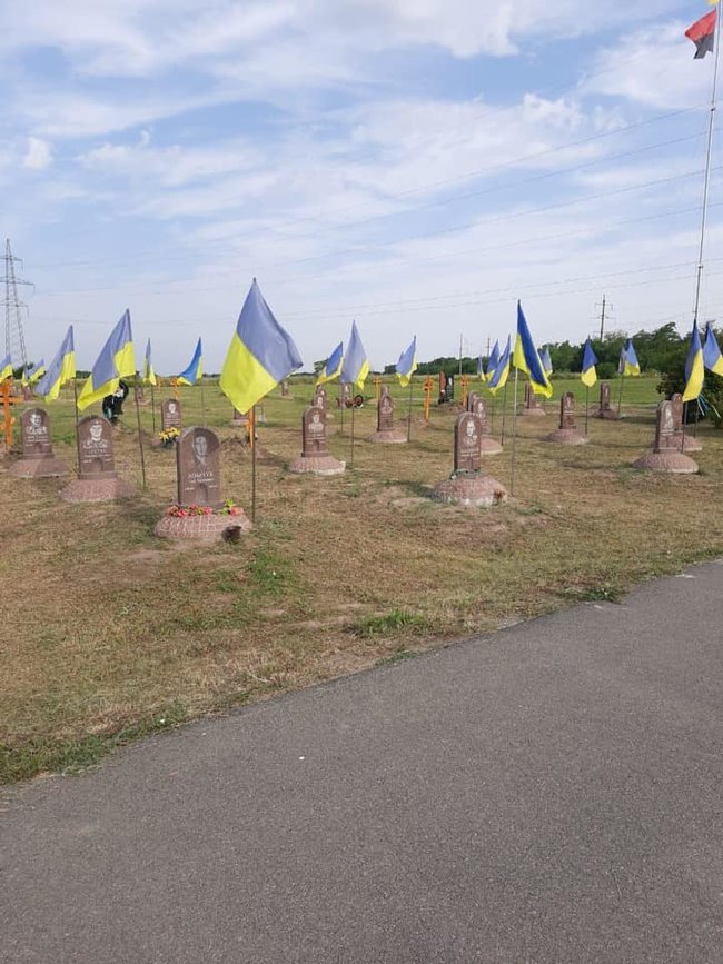 Краснопільське кладовище в Дніпрі, де поховані полеглі воїни, утримують у чистоті та порядку за будь-якої погоди 05