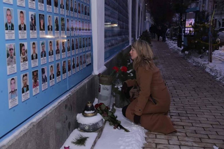 Голова МЗС Канади Жолі вшанувала в Києві пам’ять загиблих воїнів 01