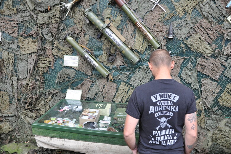 Кресло-катапульта, образцы снарядов и личные вещи рашистов: На Андреевском спуске открылась благотворительная выставка Спротив-2022 09 Кресло-катапульта, образцы снарядов и личные вещи рашистов: На Андреевском спуске открылась благотворительная выставка Спротив-2022 09