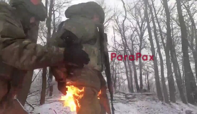 Окупанти гасять палаючий зад свого спільника після атаки дрона: "Горю!", - "Да, бл#дь, сядь ты на жопу!". ВIДЕО