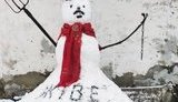 В Беларуси за "несанкционированный пикет" будут судить мужчину, слепившего "усатого" снеговика. ФОТО