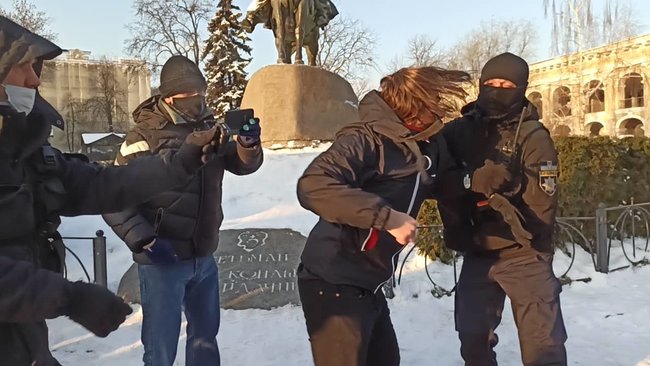 У Києві спробували провести акцію протесту проти насильства з боку правих екстремістів: мітингувальників затримала поліція за порушення локдауну 08