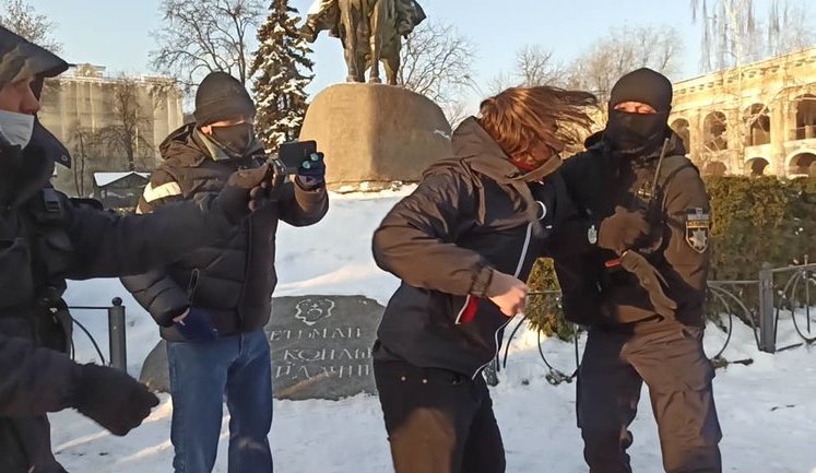 У Києві спробували провести акцію протесту проти насильства з боку правих екстремістів: мітингувальників затримала поліція за порушення локдауну. ВІДЕО+ФОТОрепортаж