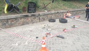 Полиция задержала пророссийского вандала, повредившего мемориал Сергею Нигояну в Киеве. ФОТО