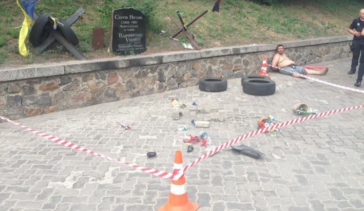 Полиция задержала пророссийского вандала, повредившего мемориал Сергею Нигояну в Киеве. ФОТО