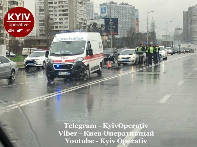Маршрутка насмерть сбила женщину в Киеве 01