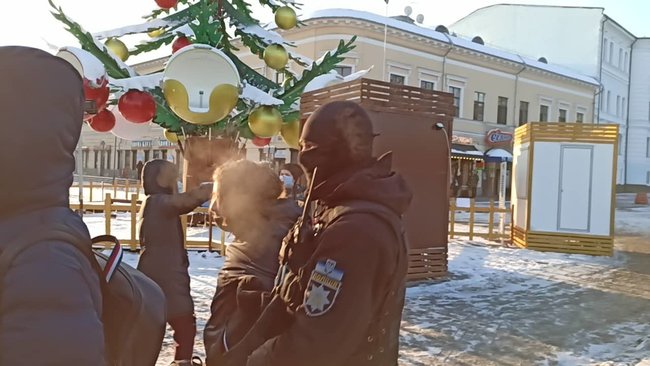 У Києві спробували провести акцію протесту проти насильства з боку правих екстремістів: мітингувальників затримала поліція за порушення локдауну 01