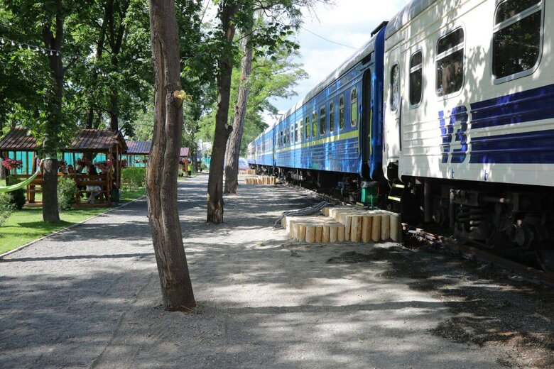 Для оставшихся без жилья жителей Ирпеня обустроен городок из купейных вагонов, - Укрзализныця 01