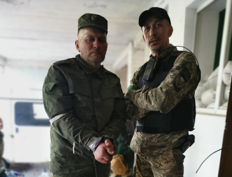 Олег Собченко: Раніше були такі чорнобаївські моменти, як-от у селі Козаровичі, де росіяни вперто ставали на одні й ті ж поля. Ми їздили туди майже через день колупати їх артою. Тут вже таких дурних росіян немає 05