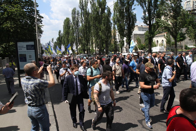 Після акції під ДБР багатотисячна хода попрямувала до Печерського суду на підтримку Порошенка і проти політичних репресій 35