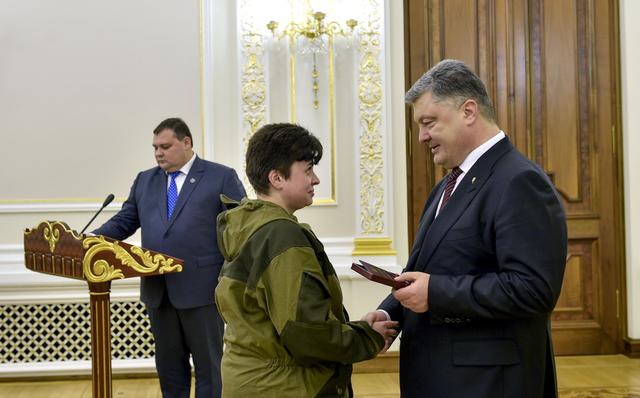 Порошенко вручил 19 добровольцам государственные награды 07