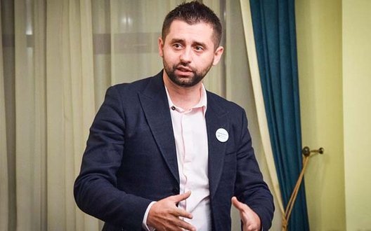 Свідка пропозиції хабаря "слугам народу" не покажуть через заборону правоохоронців, - Арахамія