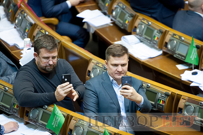 Депутати-соньки, Кіссе, який голосує за трьох, радісний Гройсман і обійми Лозового з Ляшком: як Рада вночі приймала Держбюджет-2019 24