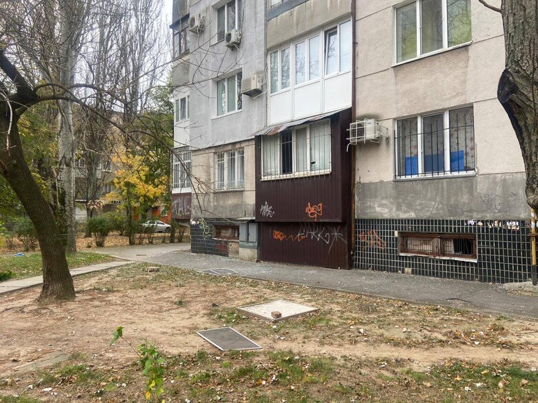 Последствия утренних обстрелов Херсона: погибла сотрудница ГВА, два человека ранены 02