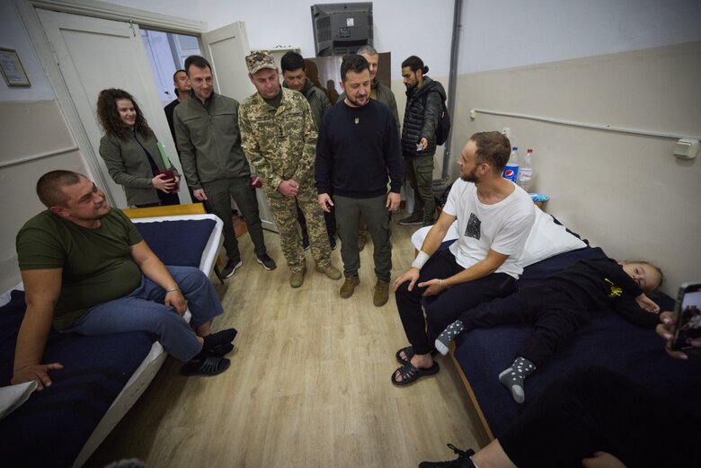 Zelenskyy awarded wounded soldiers and medics in hospital in Mykolaiv region 01