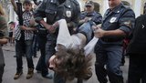 Их опять выносили на руках: 31 числа каждого месяца в России "чествуют" несогласных. ФОТОрепортаж