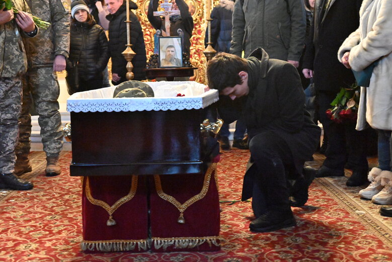 С погибшим защитником Украины, ультрас Динамо и политзаключенным времен Януковича Сергеем Павличенко простились в Киеве 03
