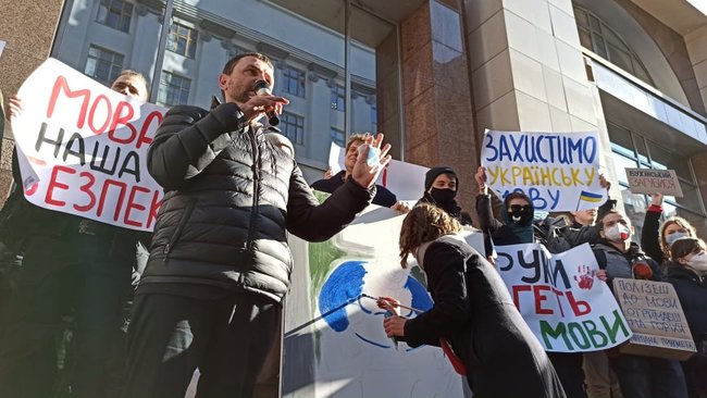 Полізеш до мови - отримаєш на горіхи: активісти пікетують ВР на знак протесту проти змін до закону про державну мову 16
