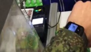 Майбутнє прийшло в російське Примор'я: військовослужбовець армії РФ купує дешеву вермішель за допомогою смарт-годинника в магазині напіврозваленого містечка. ВIДЕО