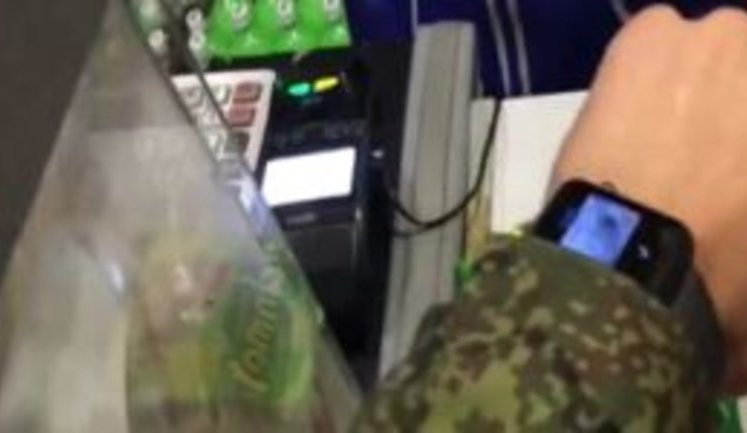 Майбутнє прийшло в російське Примор'я: військовослужбовець армії РФ купує дешеву вермішель за допомогою смарт-годинника в магазині напіврозваленого містечка. ВIДЕО