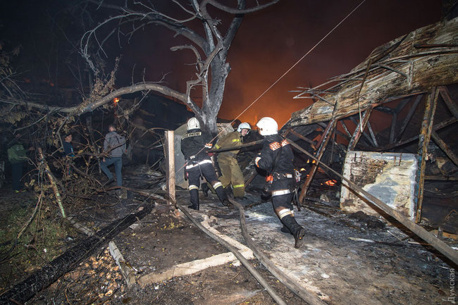 Масштабный пожар в одесской Черноморке: сгорели 16 домиков для отдыха 02 Масштабный пожар в одесской Черноморке: сгорели 16 домиков для отдыха 02