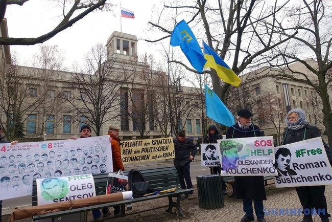 Посольство Росії в Берліні пікетували на захист кримських татар 05