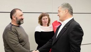 Порошенко встретился с освобожденным из СИЗО генералом Павловским. ВИДЕО