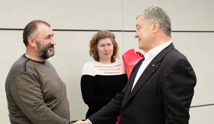 Порошенко зустрівся зі звільненим із СІЗО генералом Павловським. ВIДЕО