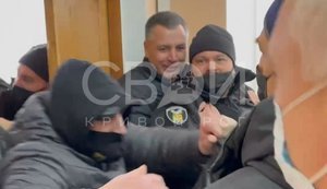 "Слуги народу" Фастовець та Векленко з групою "тітушок" намагались зірвати сесію Криворізької райради, - ЗМІ. ВІДЕО+ФОТОрепортаж