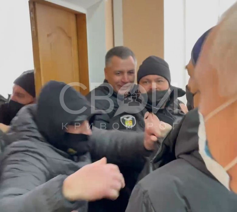 Слуги народу Фастовець та Векленко з групою тітушок намагались зірвати сесію Криворізької райради, - ЗМІ 05