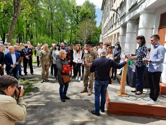 Меморіальну дошку загиблому на Донбасі воїну 58-ї ОМПБр Андрію Ярешку відкрили в Полтаві 06