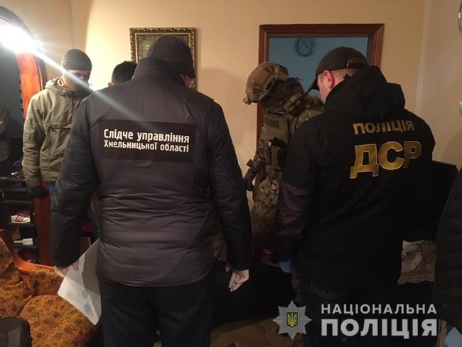 Полиция задержала преступную группу, которая выбивала из предпринимателей несуществующие долги в Хмельницком 03