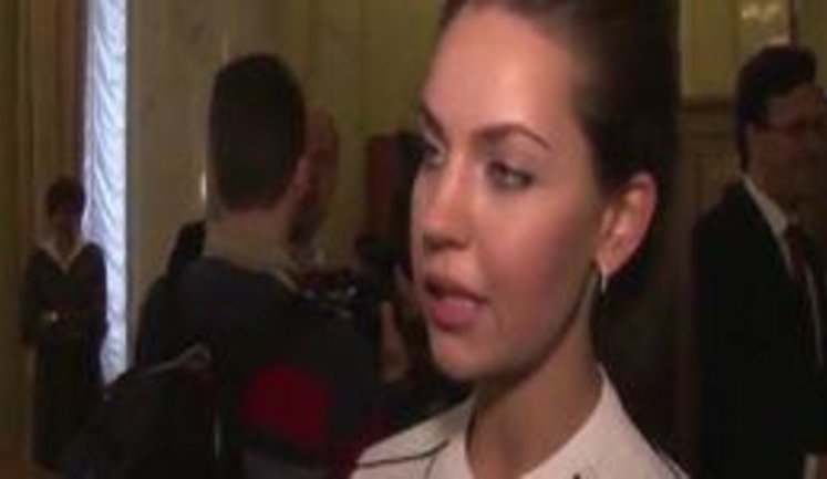 "Это провокация. Я была в реанимации", - 24-летняя депутатка из партии Ляшко утверждает, что работала волонтером в госпитале. ВИДЕО