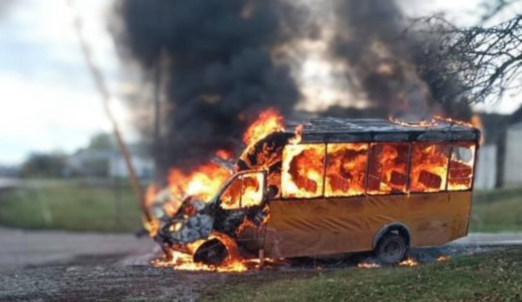 Росіяни вдарили дронами по маршрутці і цивільному авто на Сумщині: поранено чоловіка